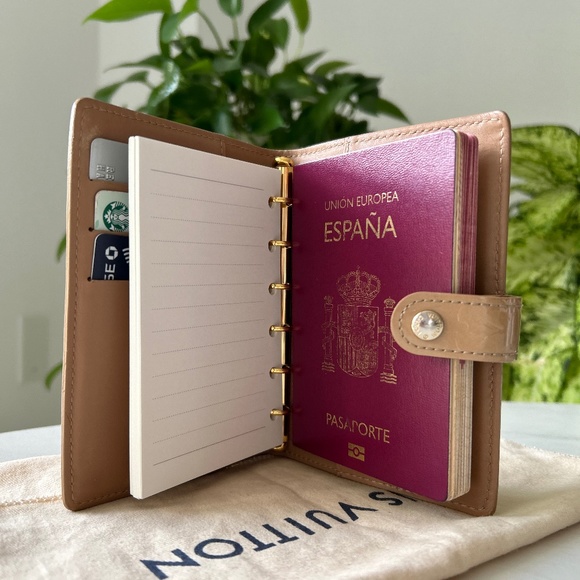 Authentic Louis Vuitton Passport Holder Monogram Vernis Agenda PM - Picture 5 of 11